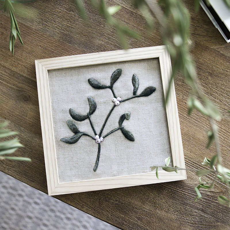 Live Workshops | Painting With Wool: Needle Felted Mistletoe with Dani Ives | Crafter